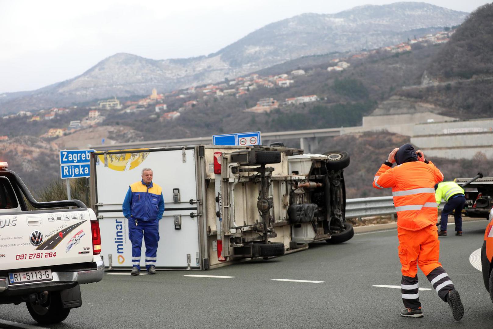 01.03.2023., Kraljevica -  Olujna bura prevrnula je jutros dostavno vozilo na kruznom toku kod skretanja za Krizisce i Kraljevicu. Ozljedjenih osoba nema.  Photo: Goran Kovacic/PIXSELL