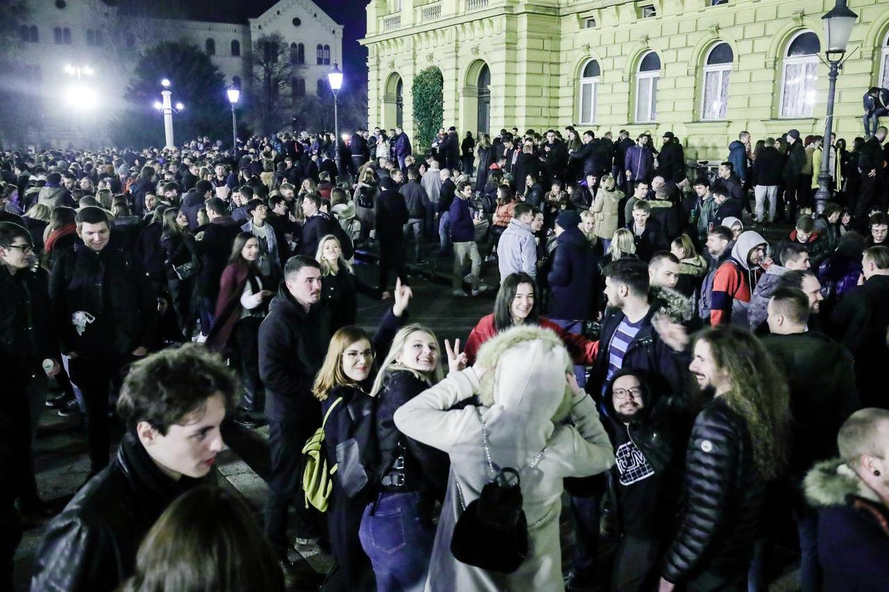 Zagreb: Velik broj mladih zabavlja se ispred HNK-a uz glazbu uličnih svirača