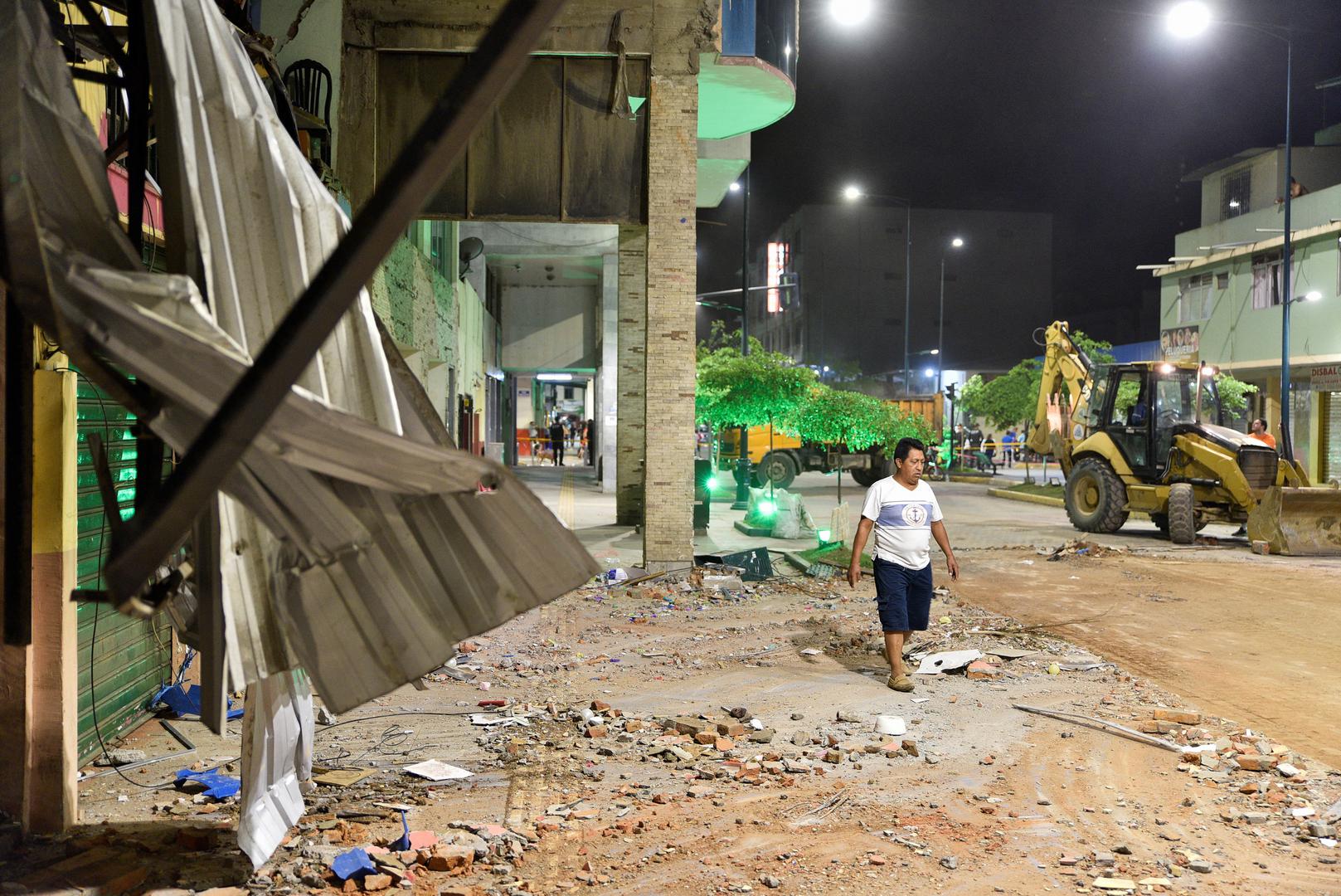 A man passes by damaged houses following an earthquake in Machala, Ecuador March 18, 2023. REUTERS/Vicente Gaibor Del Pino Photo: VICENTE GAIBOR DEL PINO/REUTERS