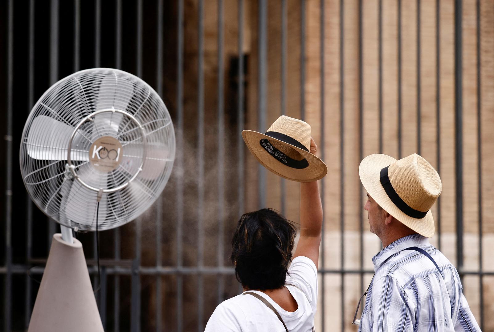 People stand in front of a cooler installed around the Colosseum amid a heatwave in Rome, Italy, June 21, 2024. REUTERS/Yara Nardi Photo: YARA NARDI/REUTERS