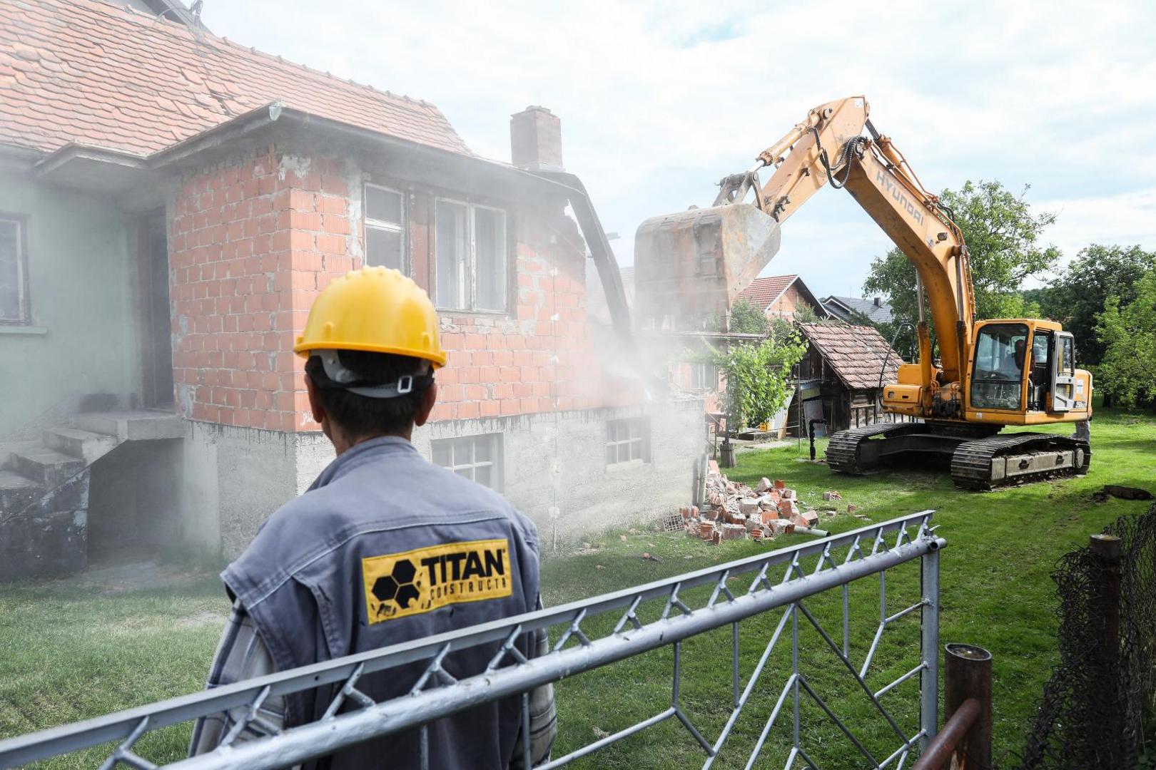 10.06.2021., Zagreb - U Fabijanicevoj ulici u Gornjoj Dubravi pocelo je prvo rusenje kuce po zahtjevima za obnovu.  Photo: Patrik Macek/PIXSELL