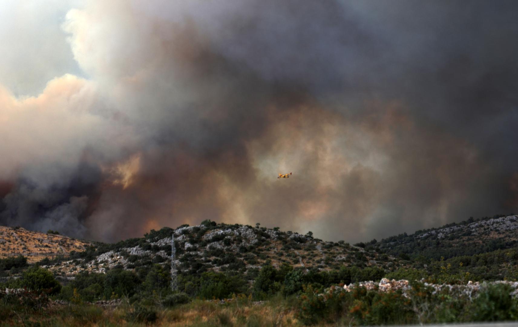 13.07.2022., Zaton - Pozar koji je izbio kod Vodica siri se prema Zatonu. Na terenu je 30-ak vatrogasaca s desetak vozila, a u gasenju su se prikljucila i dva kanadera. Photo: Dusko Jaramaz/PIXSELL