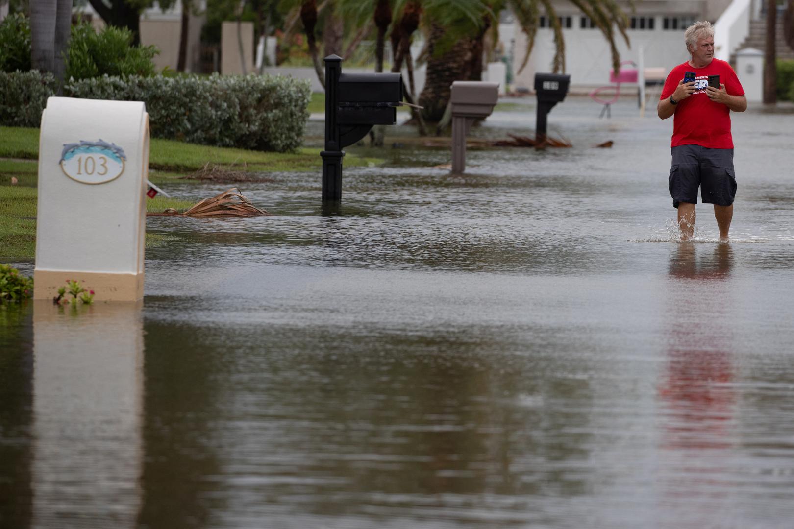 Mike Sellers surveys flood waters after wading in to check on his mother in the aftermath of Hurricane Idalia in Clearwater Beach, Florida, U.S., August 30, 2023. REUTERS/Adrees Latif Photo: ADREES LATIF/REUTERS