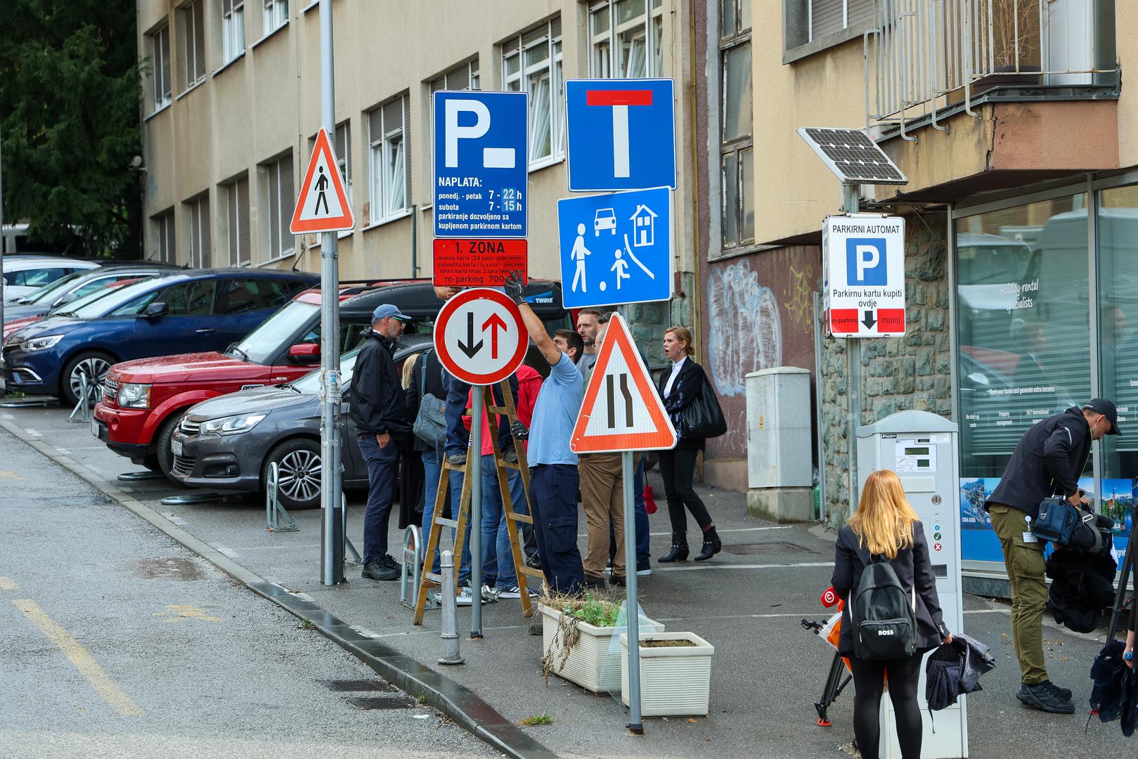 – Nalazimo se na početku Ulice Vjenceslava Novaka, nekoliko desetaka metara od gradske podzemne garaže na Langovom trgu. Iza mene se nalazi 17 parkirnih mjesta za koja smo utvrdili da, u najmanju ruku, od 2019. nema pravne osnove da ih se koristi. Ona će biti vraćena sugrađanima – kazao je Tomašević na samom početku konferencije za medije koju je održao jutros na Langovu trgu. 