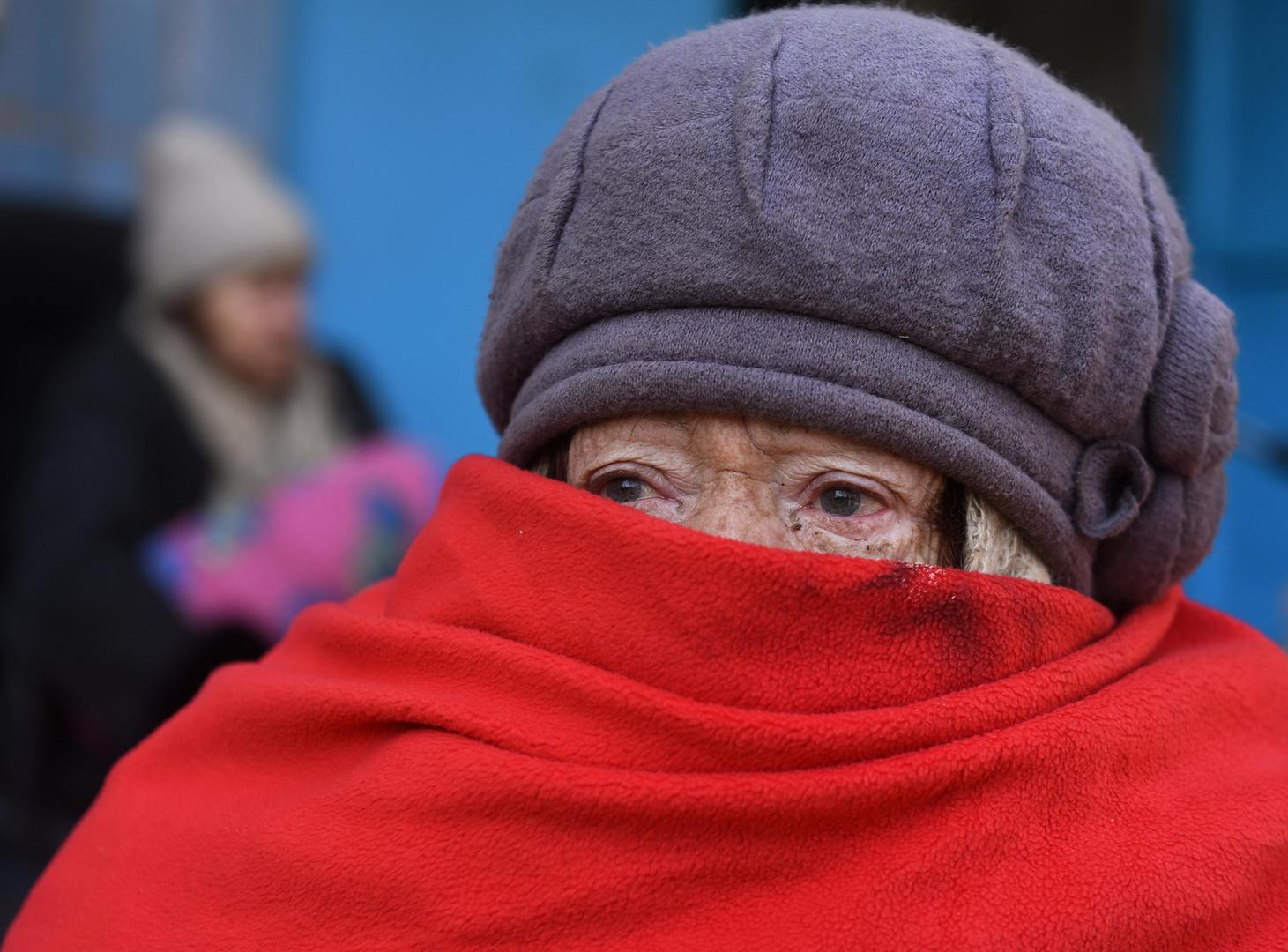 A local resident is seen outside a residential building during Ukraine-Russia conflict in the besieged southern port city of Mariupol, Ukraine March 19, 2022. REUTERS/Stringer Photo: Stringer/REUTERS