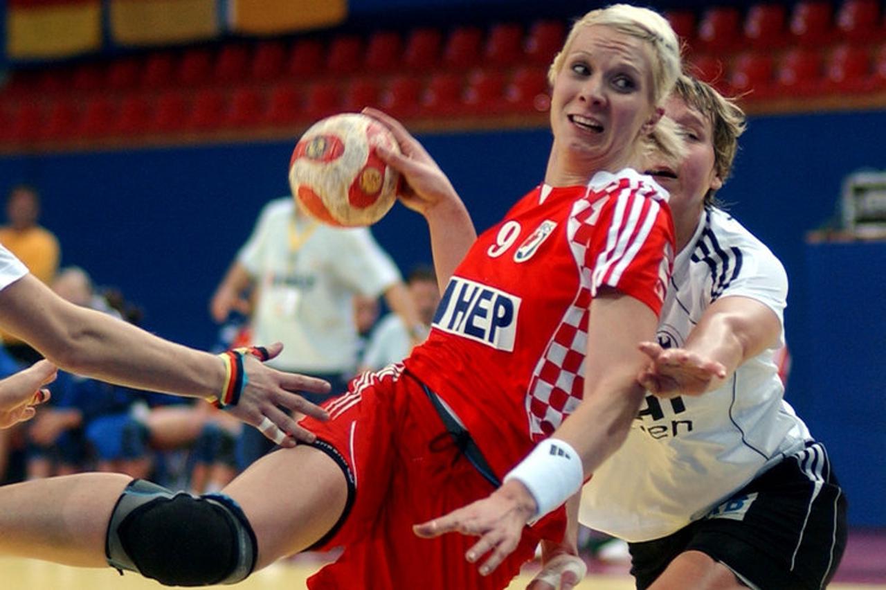 'Croatia\'s Maida Arslanagic, center, tries to score against Germany during a Group D match of Women\'s European Handball Championship, in Skopje, Macedonia, on Saturday, Dec. 6, 2008. (AP Photo/Boris