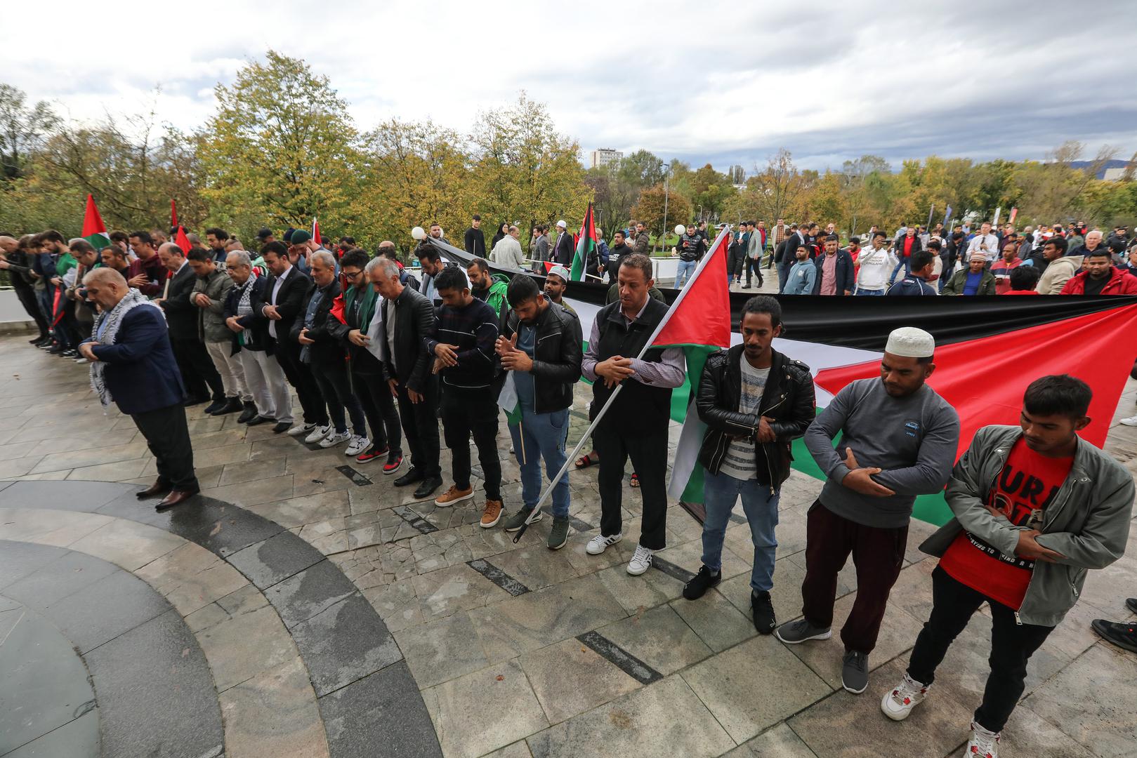 27.10.2023., Zagreb - U Islamskom centru u Zagrebu, sredisnjoj dzamiji Mesihata Islamske zajednice u Hrvatskoj, nakon podnevne molitve, odrzan je prosvjed i potpora palestinskom narodu i odrzana molitva za poginule u ratu s Izraelom. Photo: Robert Anic/PIXSELL