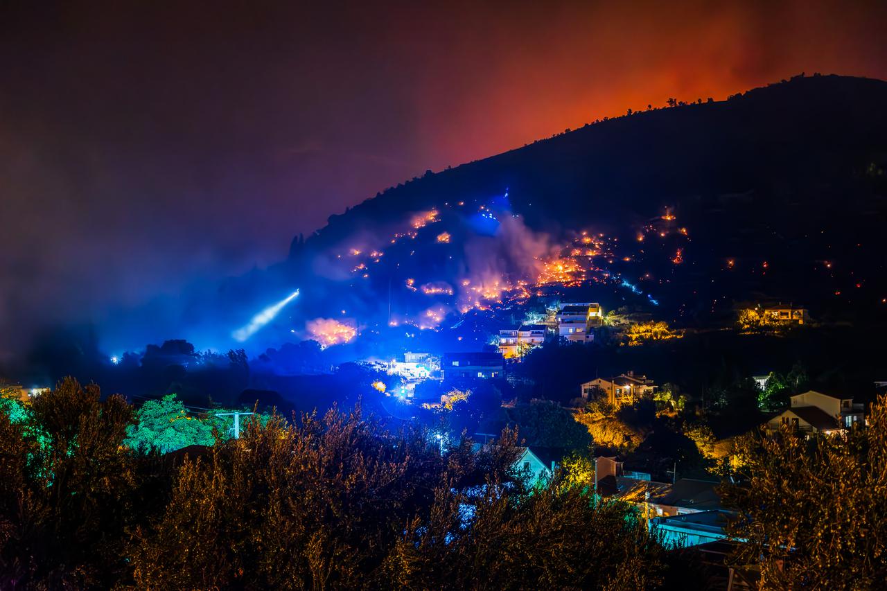 Žrnovnica: U poslijepodnevnim satima vjetar je ponovno razbuktao požar koji je ušao u Žrnovnicu