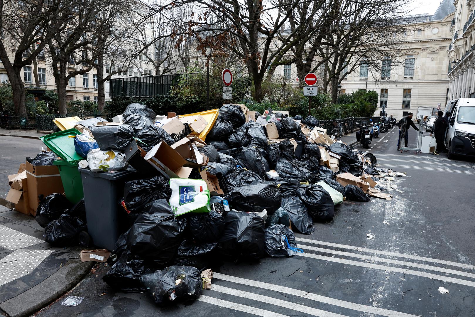 A view of a street where garbage cans are overflowing, as garbage has not been collected, in Paris, France March 13, 2023. REUTERS/Benoit Tessier Photo: BENOIT TESSIER/REUTERS