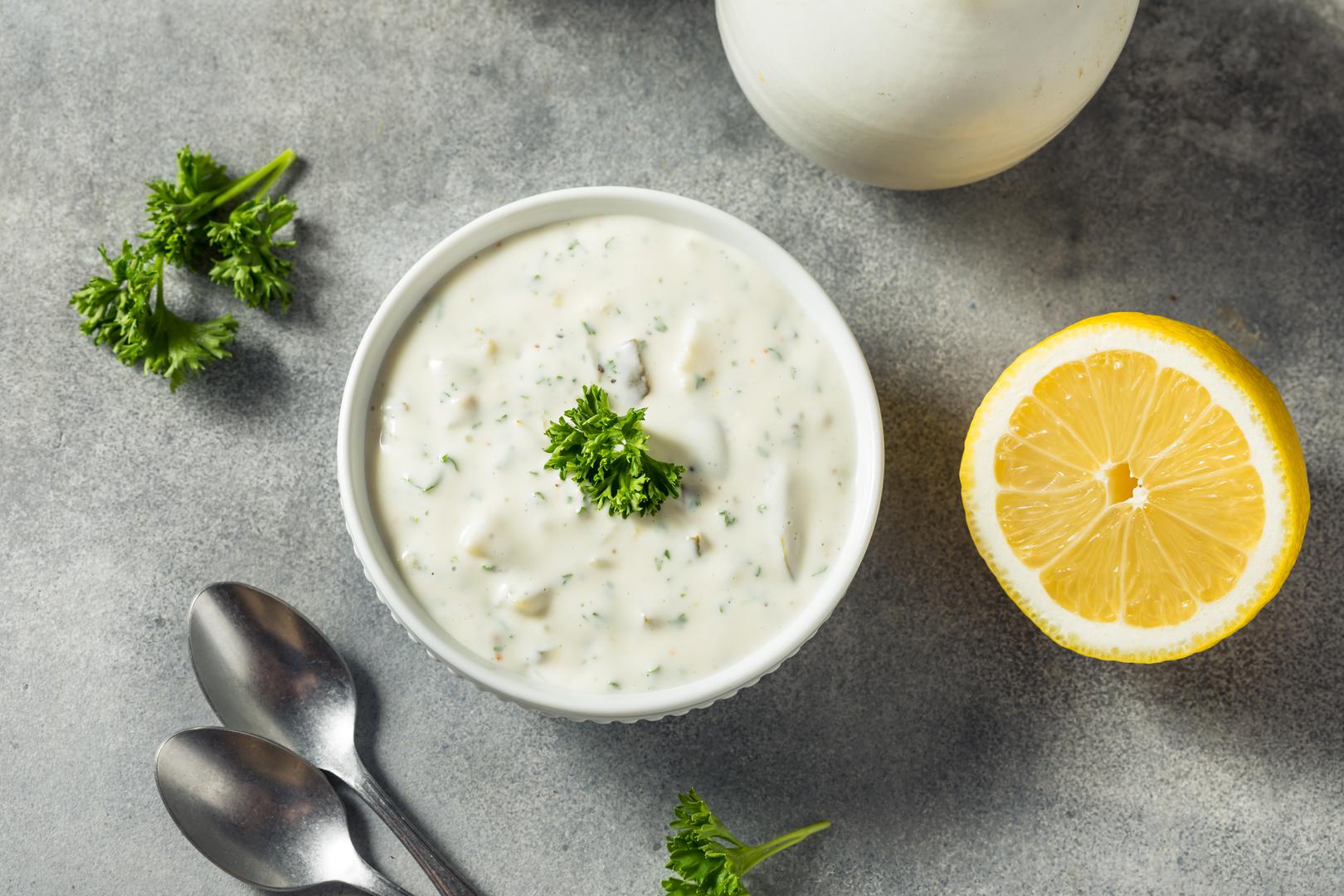 Tartar umak: Potrebno vam je: 200 g majoneze, 2-3 žlice kiselog vrhnja ili jogurta (za laganiju verziju), 1 manji kiseli krastavac, sitno nasjeckan, 1 žlica kapara, sitno nasjeckanih. 1 žlica senfa, 1/2 žličice limunovog soka, 1/2 žličice soli, 1/4 žličice crnog papra, 1 žličica suhog peršina ili svježeg peršina, sitno sjeckanog. Priprema: Pomiješajte majonezu i kiselo vrhnje (ili jogurt) kako biste dobili kremastu bazu umaka. Dodajte sitno nasjeckane kisele krastavce i kapare. Umaku dodajte sol, crni papar, senf i limunov sok, te sve dobro promiješajte dok ne dobijete ujednačenu smjesu.