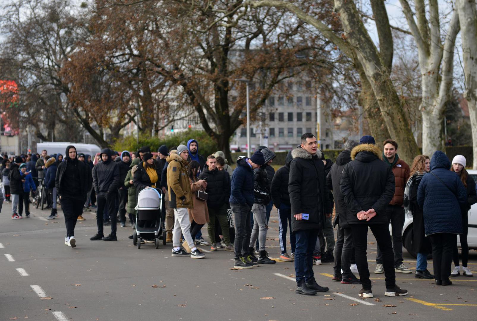 16.12.2023., Maksimir stadion, Zagreb - Guzva za kupnju karata najveceg hrvatskog derbija Dinama i Hajduka. Photo: Josip Mikacic/PIXSELL