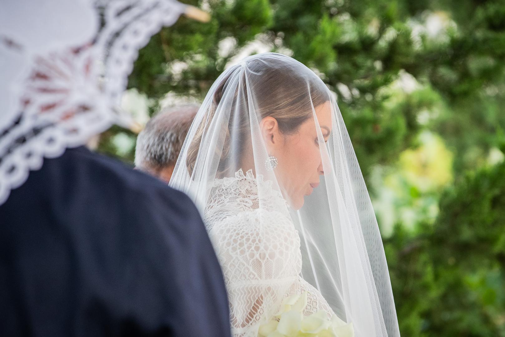 Glumica Ana Gruica Uglešić i njezin suprug Boran Uglešić vjenčali su se u crkvi Svetog Luke u Sitnom Gornjem nedaleko od Splita. Prije pet godina vjenčali su se kod matičara u luksuznom hotelu Martinis-Marchi na Šolti i na intimnom vjenčanju bili su prisutni samo najbliži članovi njihove obitelji.