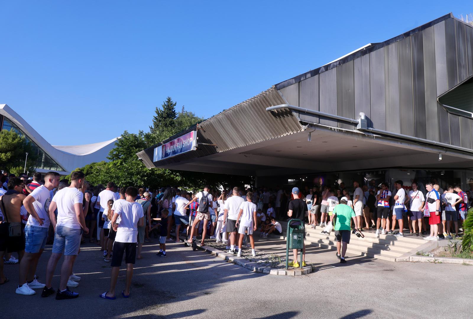 21.07.2024.,Split-Okupljanje navijaca Hajduka pred fan shopom povodom dolaska Ivana Rakitica.  Photo: Ivo Cagalj/PIXSELL