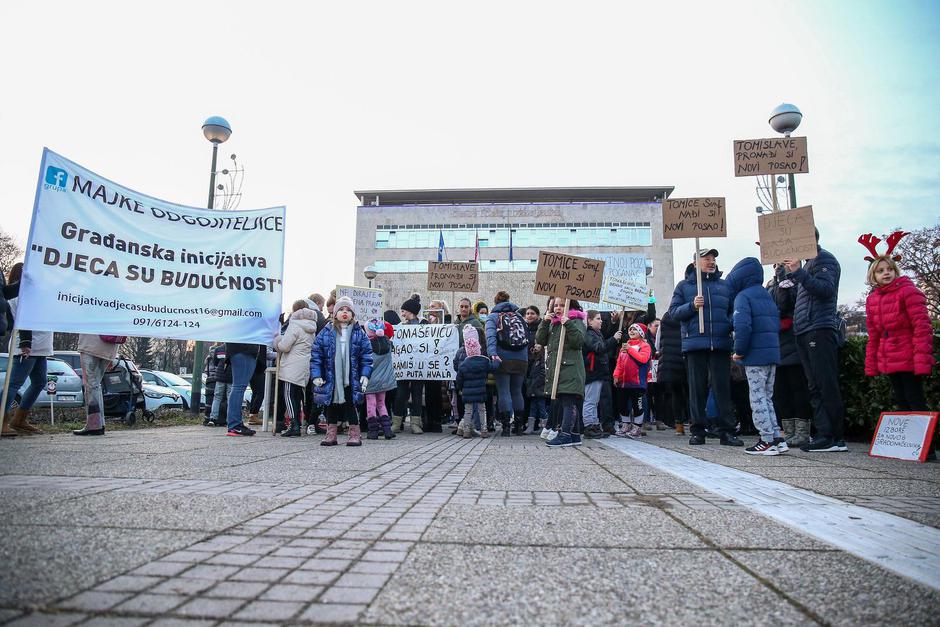 Zagreb: Prosvjed roditelja odgojitelja ispred Gradskog poglavarstva