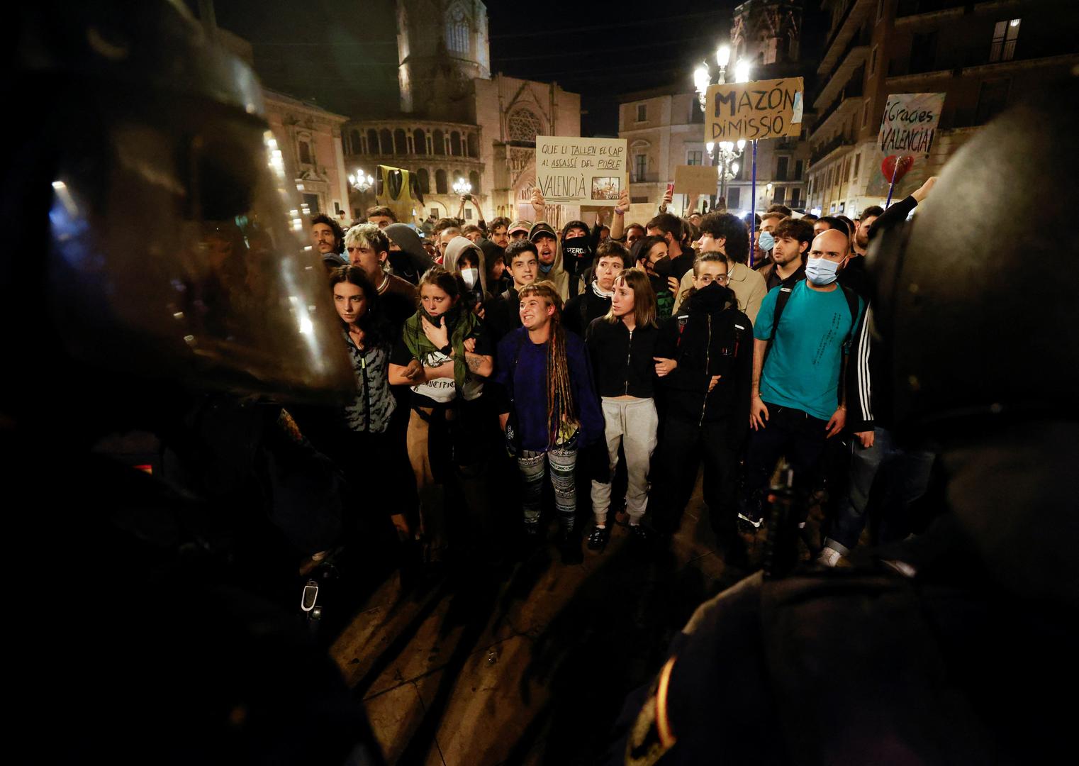 Police officers in riot gear stand guard as people protest against Valencia's regional leader Carlos Mazon and the management of the emergency response to the deadly floods in eastern Spain, in Valencia, Spain, November 9, 2024. REUTERS/Eva Manez Photo: Eva Manez/REUTERS