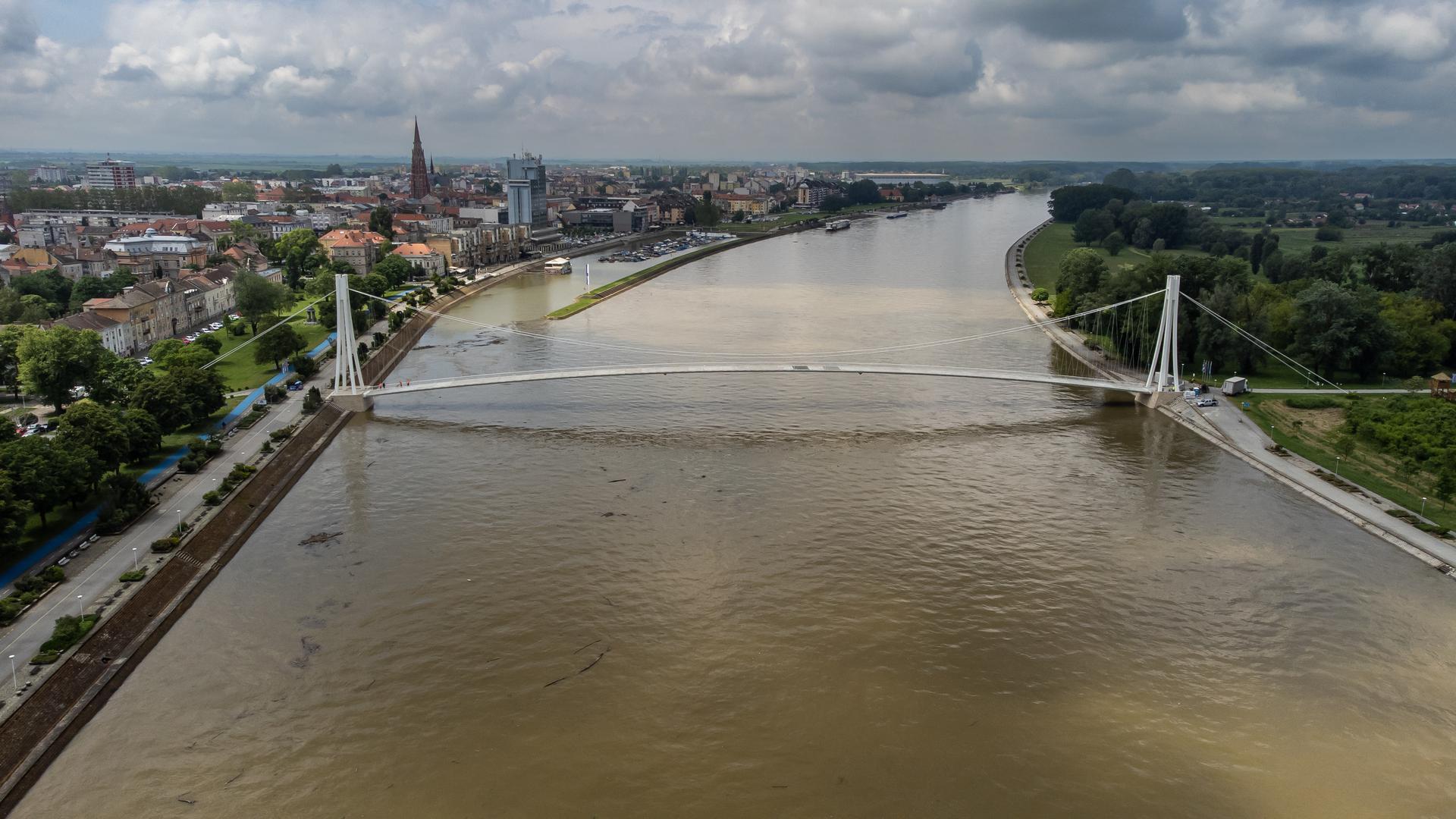 17.05.2023., Osijek - Drava kod Osijeka stigla je do 269 centimetara jutros u 8 sati. U odnosu na zadnja 24 sata i vodostaj od 233 centimetra jucer u 8 sati, to je rast od 36 centimetara. Drava i dalje raste od 1 do 3 centimetra na sat, najvise 6 u jednom trenutku. Photo: Davor Javorovic/PIXSELL