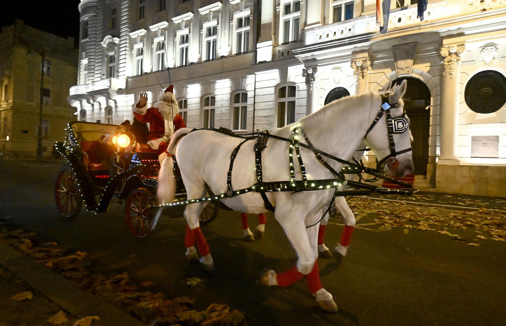 30.11.2024., Zagreb - Parkom Zrinjevac vozi kocija Djeda Bozicnjaka na otvorenju Adventa.  Photo: Marko Lukunic/PIXSELL