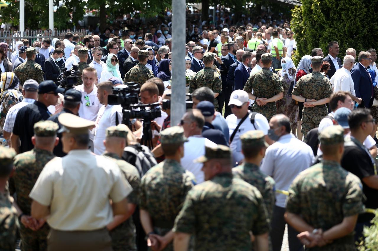 Brojne delegacije položile cvijeće u znak sjećanja na ubijene u genocidu u Srebrenici