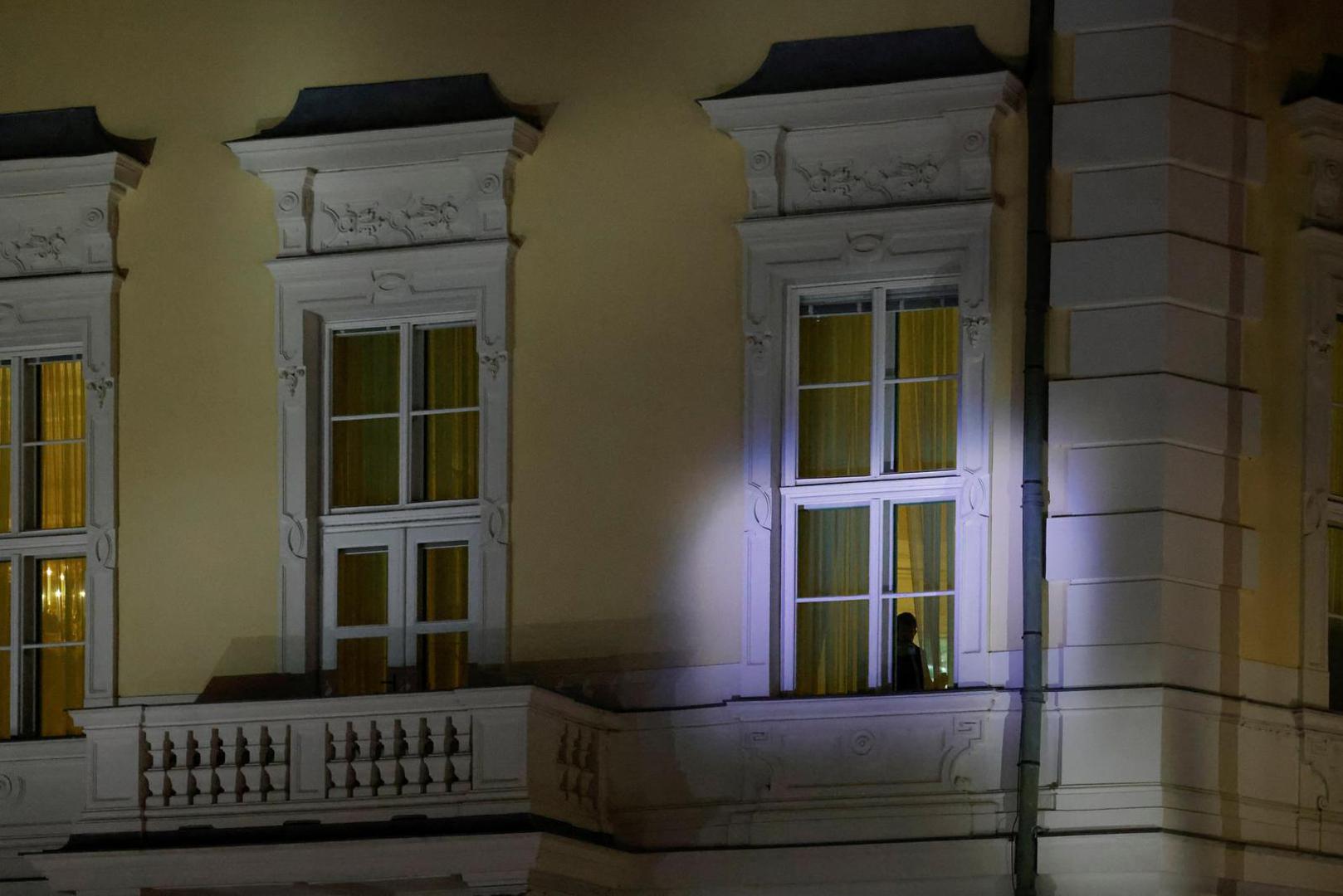 A person inside the Federal Chancellery looks out of the window as protesters demonstrate against far-right Freedom Party (FPO) in Vienna, Austria, January 9, 2025. REUTERS/Lisa Leutner Photo: LISA LEUTNER/REUTERS