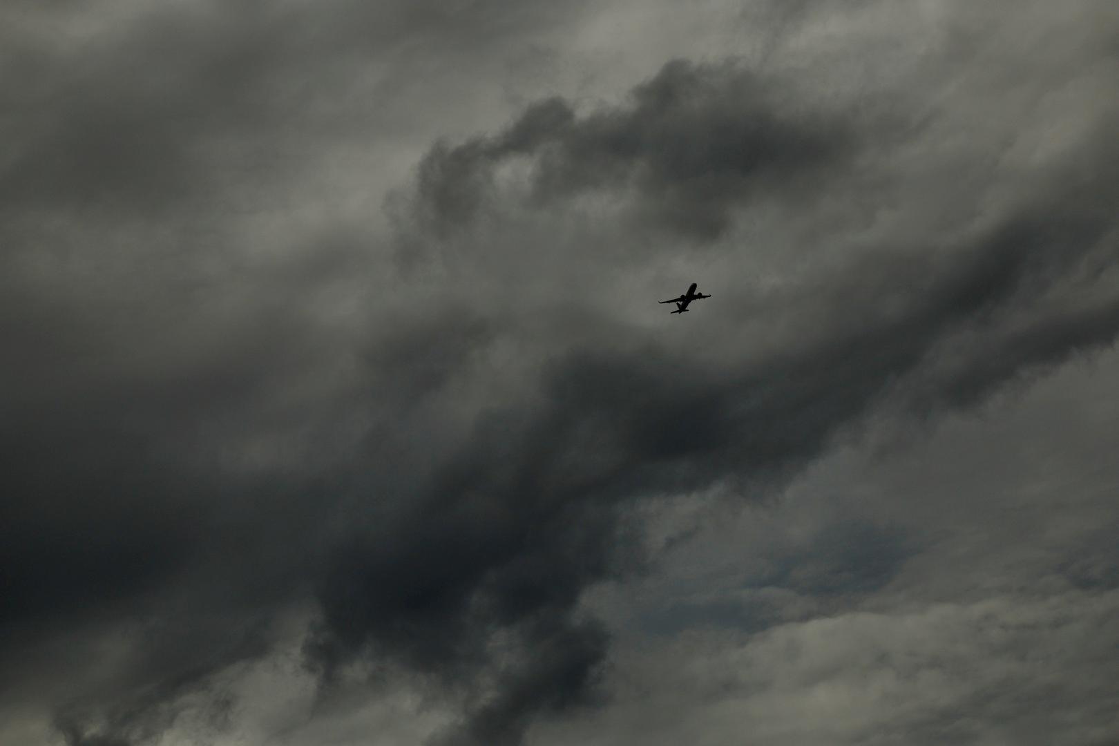 A plane flies before the arrival of Hurricane Milton, in Orlando, Florida, U.S. October 8, 2024. REUTERS/Jose Luis Gonzalez Photo: JOSE LUIS GONZALEZ/REUTERS