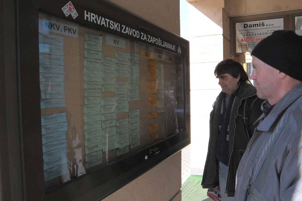 'VARAZDIN/MEDJIMURJE- 25.11.08., Cakovec, Hrvatska-  Oglasna ploca pred Zavodom za zaposljavanje. Nezaposleni traze slobodna radna mjesta. Photo: Milivoj Kuhar/Vecernji list'