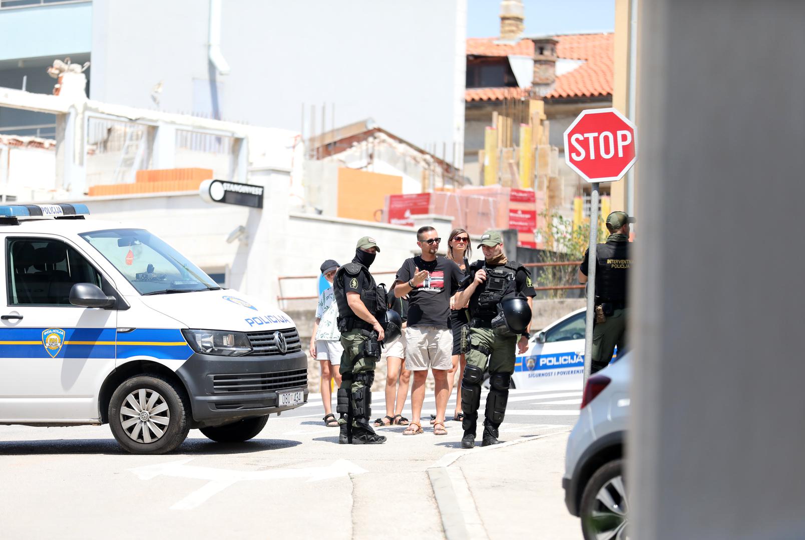 09.07.2024., Pula: Nemali broj interventnih policajaca, blokiran kvart, odvjetnici i rijetki stanari pulske poslovno-stambene zgrade popularne "Porecanke", obiljezili su ovo vruce pulsko jutro. Photo: Sasa Miljevic / PIXSELL/PIXSELL