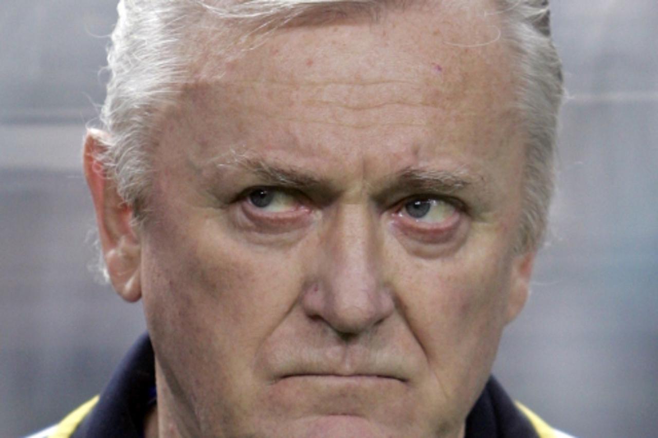 'Japan coach Ivica Osim stands in the bench at a friendly soccer match against Egypt in Osaka, western Japan, October 17, 2007.    REUTERS/Yuriko Nakao (JAPAN)'