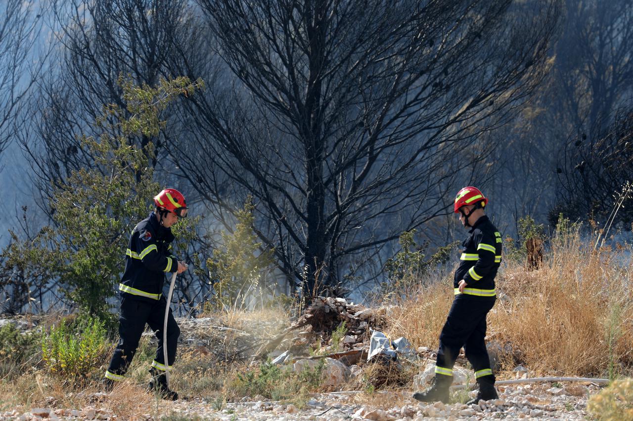 Veliki požar kod Vrpolja uz kopnene snage gase i četiri kanadera