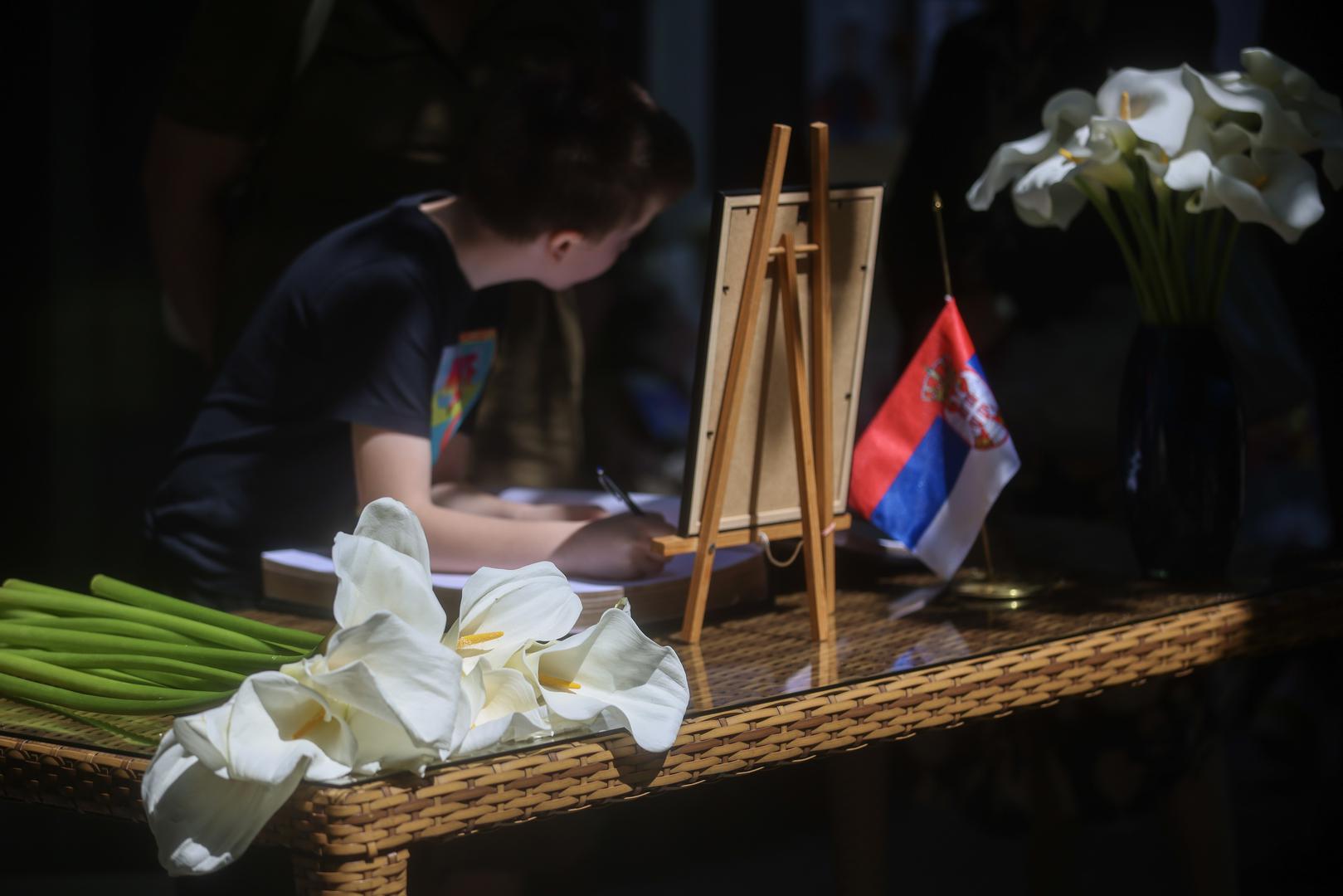 07.05.2023., Beograd, Srbija - Veliki broj gradjana dosao je ispred osnovne skole "Vladislav Ribnikar”, kako bi se upisao u knjigu zalosti. Photo: Armin Durgut/PIXSELL