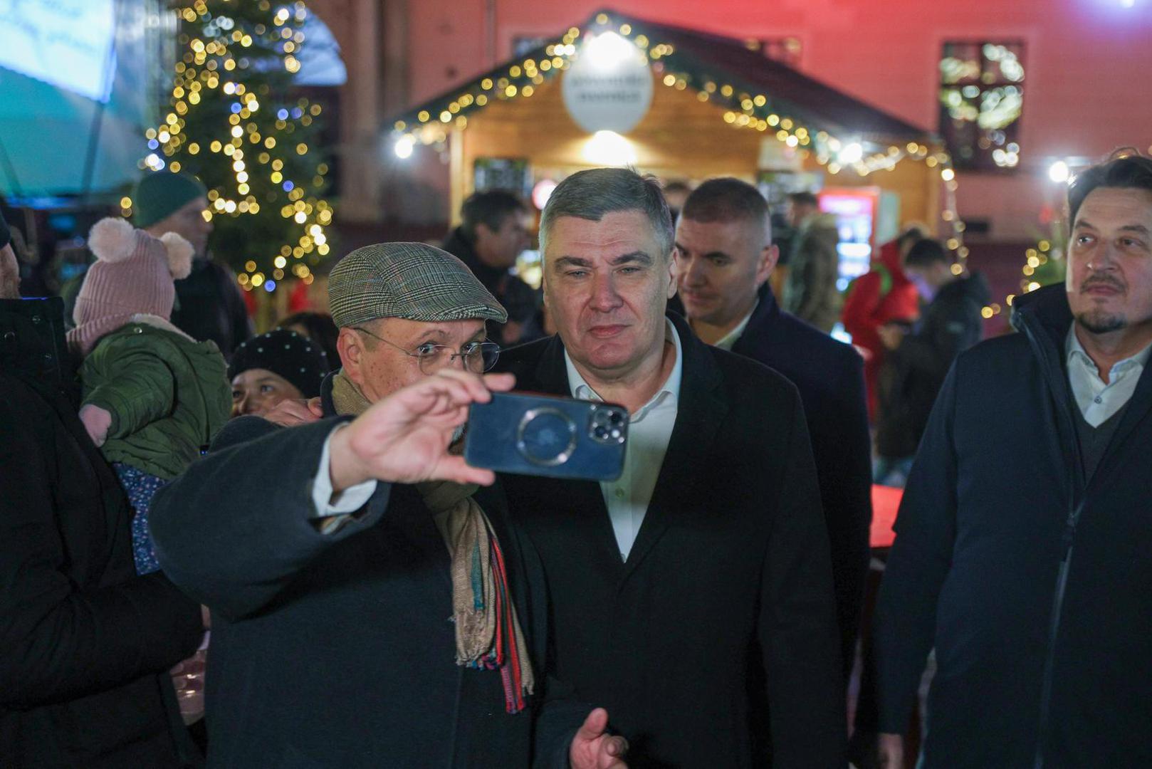 Predsjednik Zoran Milanović posjetio je Advent u Tvrđi, tradicionalnu manifestaciju koja se održava na Trgu Svetog Trojstva u osječkoj Tvrđi.