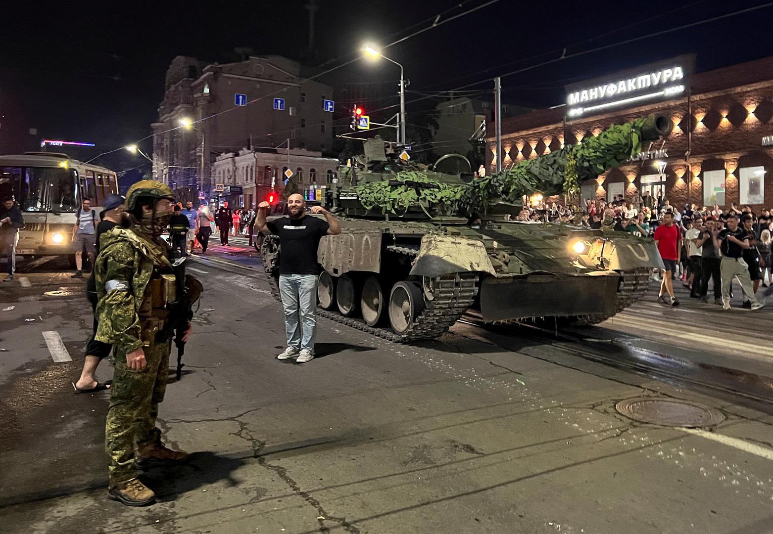 People gather to bid farewell to fighters of Wagner private mercenary group, who pull out of the headquarters of the Southern Military District and return to base, in the city of Rostov-on-Don, Russia, June 24, 2023. REUTERS/Stringer Photo: Stringer/REUTERS