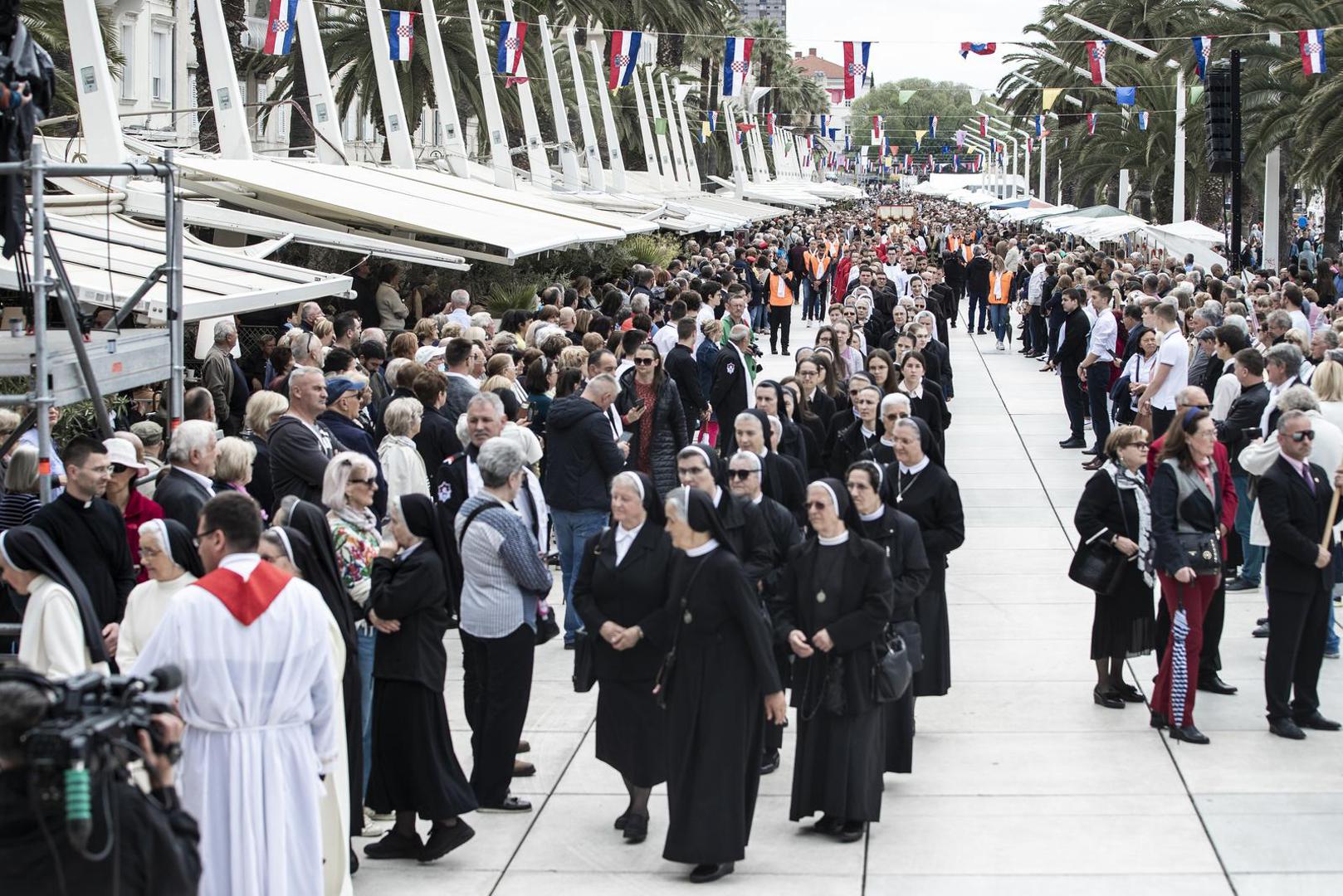 07.05.2022., Split - Na svetkovinu nebeskog zastitnika Splitsko-makarske nadbiskupije i grada Splita sv. Dujma, odrzala se tradicionalna procesija od Katedrale do prigodnog oltara na splitskoj Rivi. Na proslavi su kao izaslanici predsjednika Vlade RH sudjelovali ministrica kulture i medija Nina Obuljen Korzinek, te ministar gospodarstva i odrzivog razvoja Davor Filipovic.
   Photo: Milan Sabic/PIXSELL