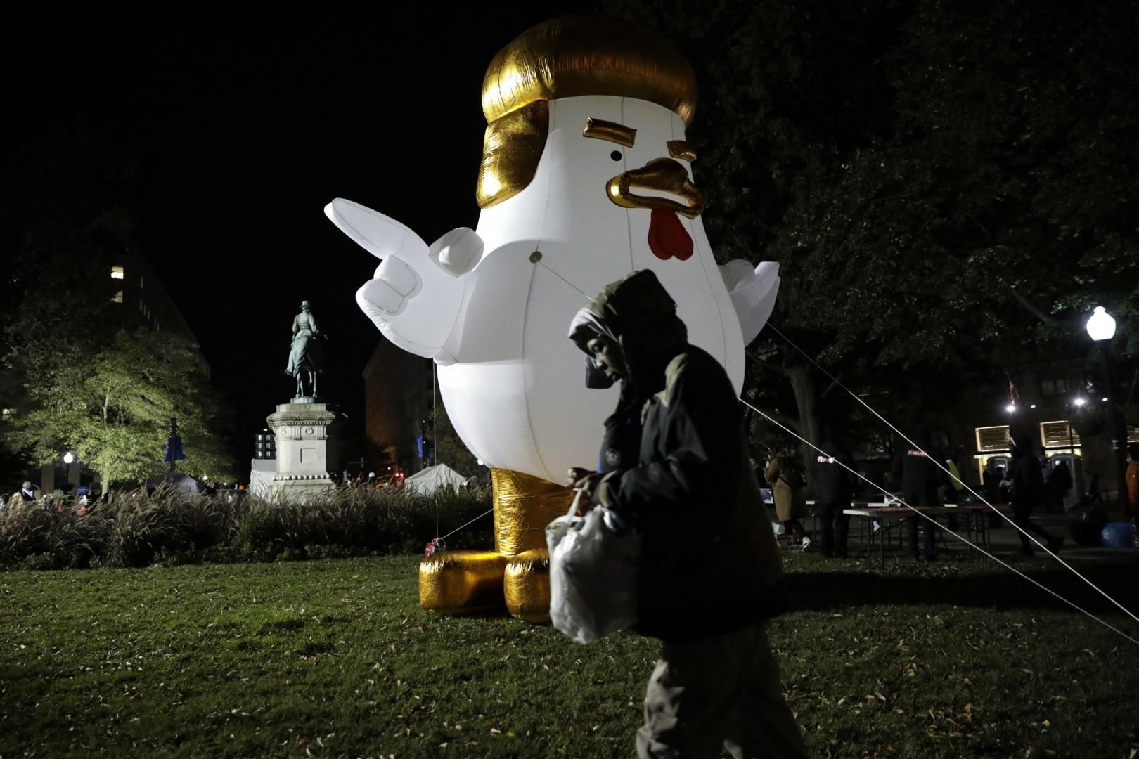 Presidential election night - Washington A man walks past a giant inflatable chicken depliciting U.S. President Donald Trump during presidential election night near the White House in Washington on November 3, 2020. Photo by Yuri Gripas/ABACAPRESS.COM Gripas Yuri/ABACA /PIXSELL