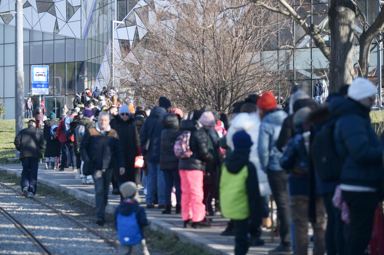 Zagrepčani pohrlili na Sljeme, veliki redovi za žičaru 