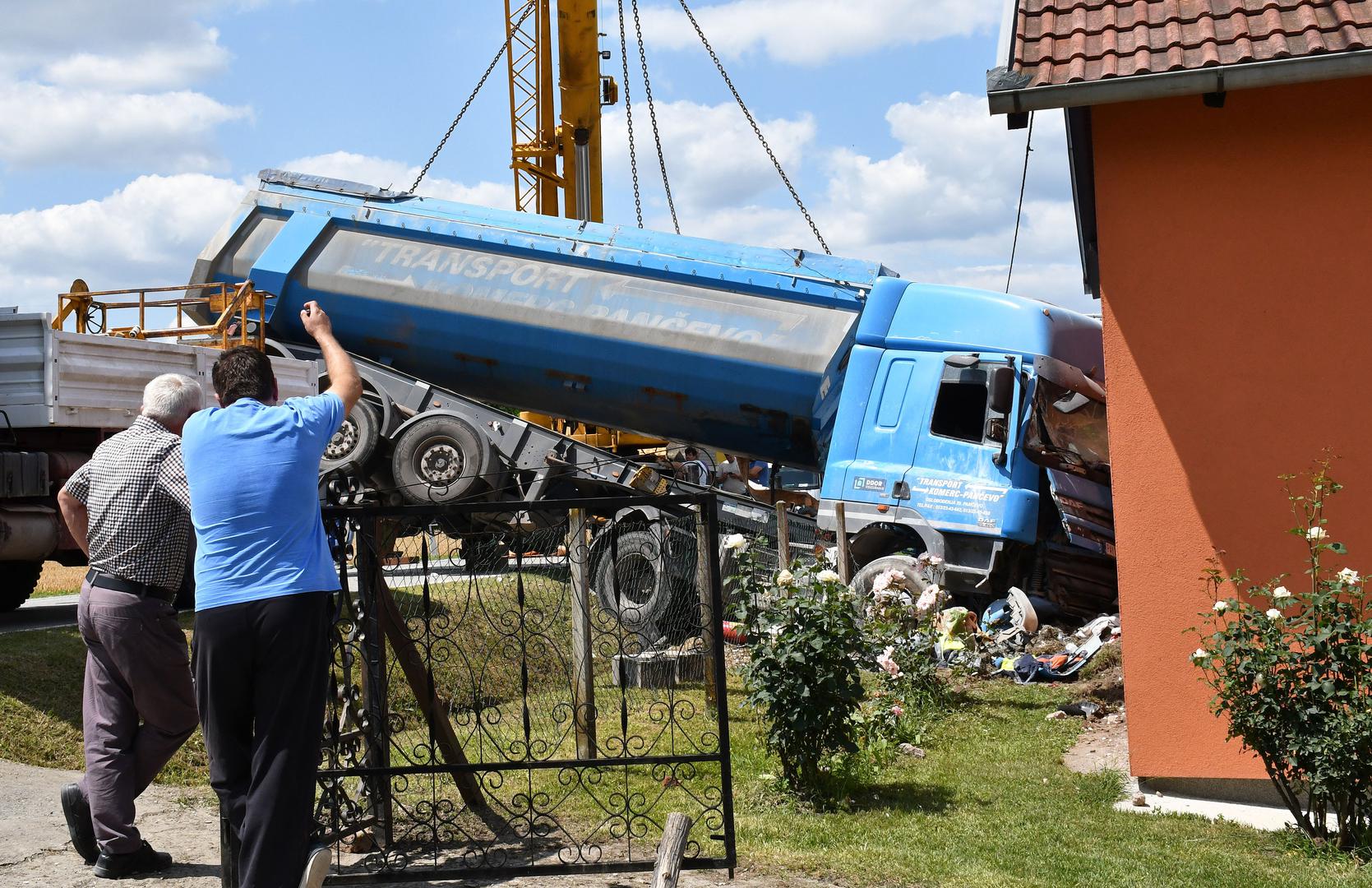 24.06.2020., Omanovac - U selu Omanovac pokraj Pakraca kamion natovaren vapnom zabio se u obiteljsku kucu. Vozac kamiona je zadobio teze ozljede i prevezen je u Opcu zupanijsku bolnicu Pakrac. U trenutku nesrece u kuci je bilo dvoje ukucana, sin i majka. Photo: Ivica Galovic/PIXSELL