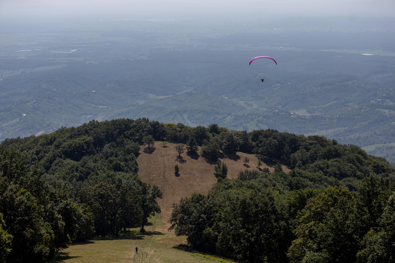 Jastrebarsko: Ljubitelji visina uživaju u paraglidingu na letjelištu na Japetiću