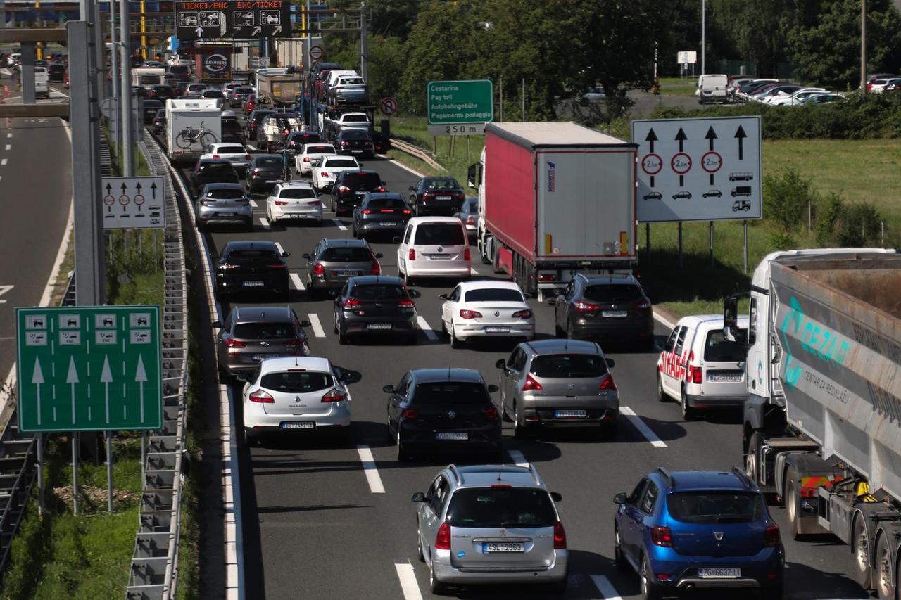 Zagreb: Gužve prema moru na naplatnim kućicama Lučko