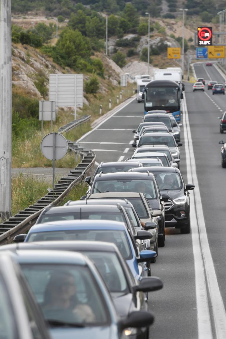 13.07.2023., Sibenik - Velike prometne guzve zbog pozara na sibenskoj obilaznici. Photo: Hrvoje Jelavic/PIXSELL