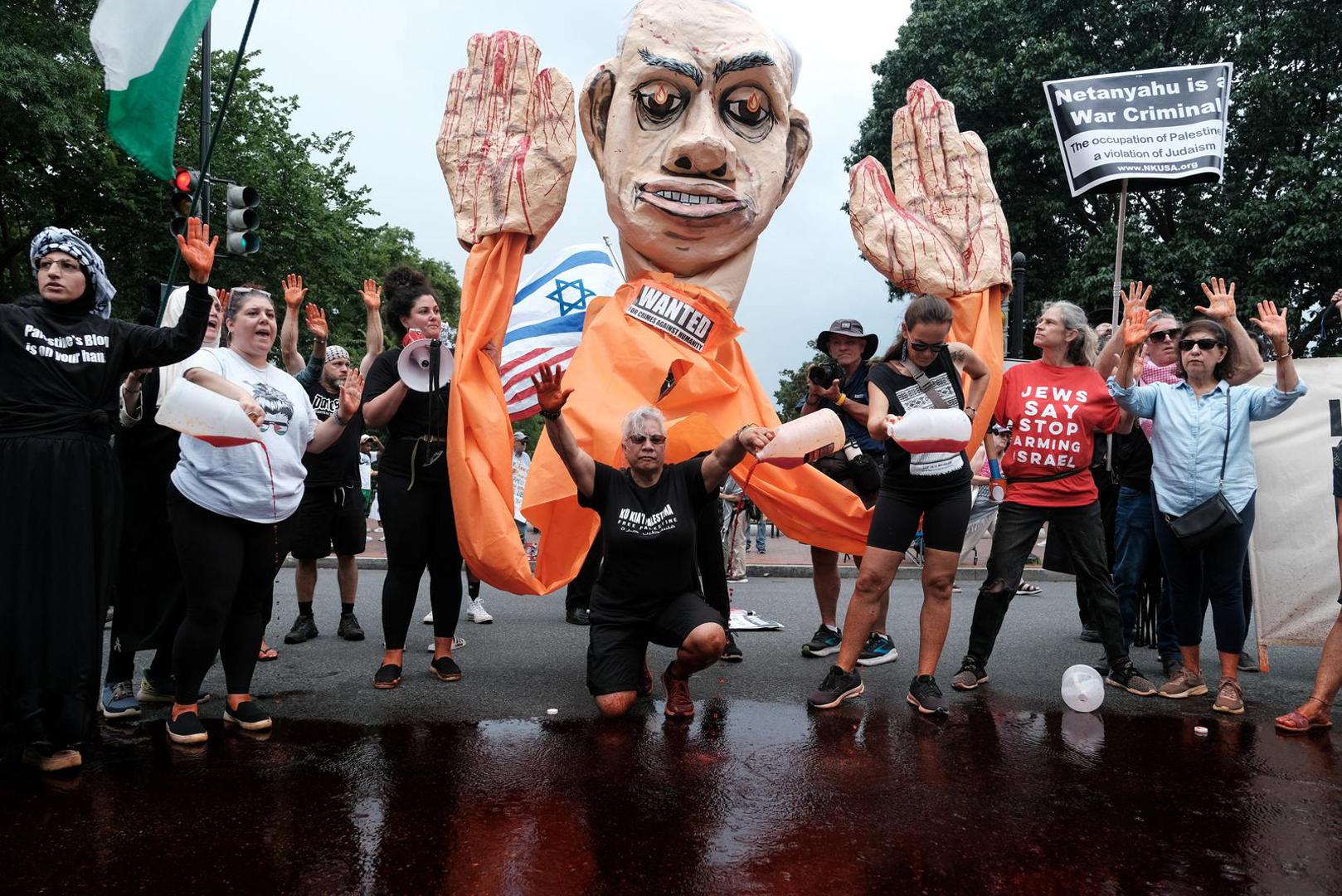 Pro-Palestinian demonstrators protest next to a representation of Israeli Prime Minister Benjamin Netanyahu, on the day Netanyahu is scheduled to hold White House meetings with U.S. President Joe Biden and Vice President Kamala Harris, in Washington, D.C., U.S., July 25, 2024. REUTERS/Michael A. McCoy Photo: MICHAEL MCCOY/REUTERS