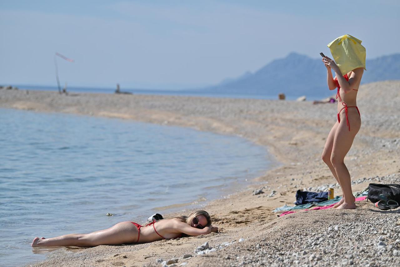 Dvije djevojke uživale na plaži u Makarskoj