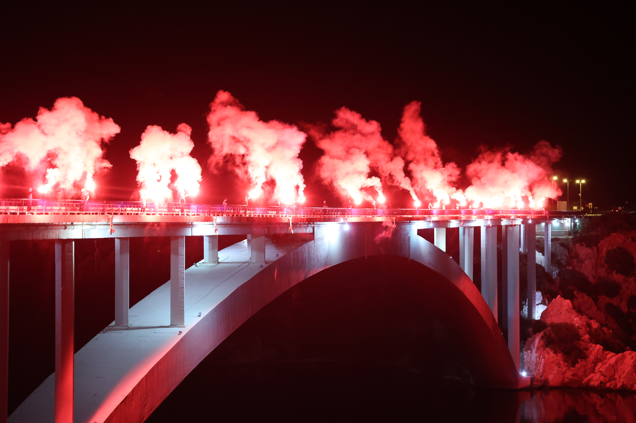 Šibenik: Bakljada na mostu povodom 33. obljetnice Spomendana Rujanskog rata