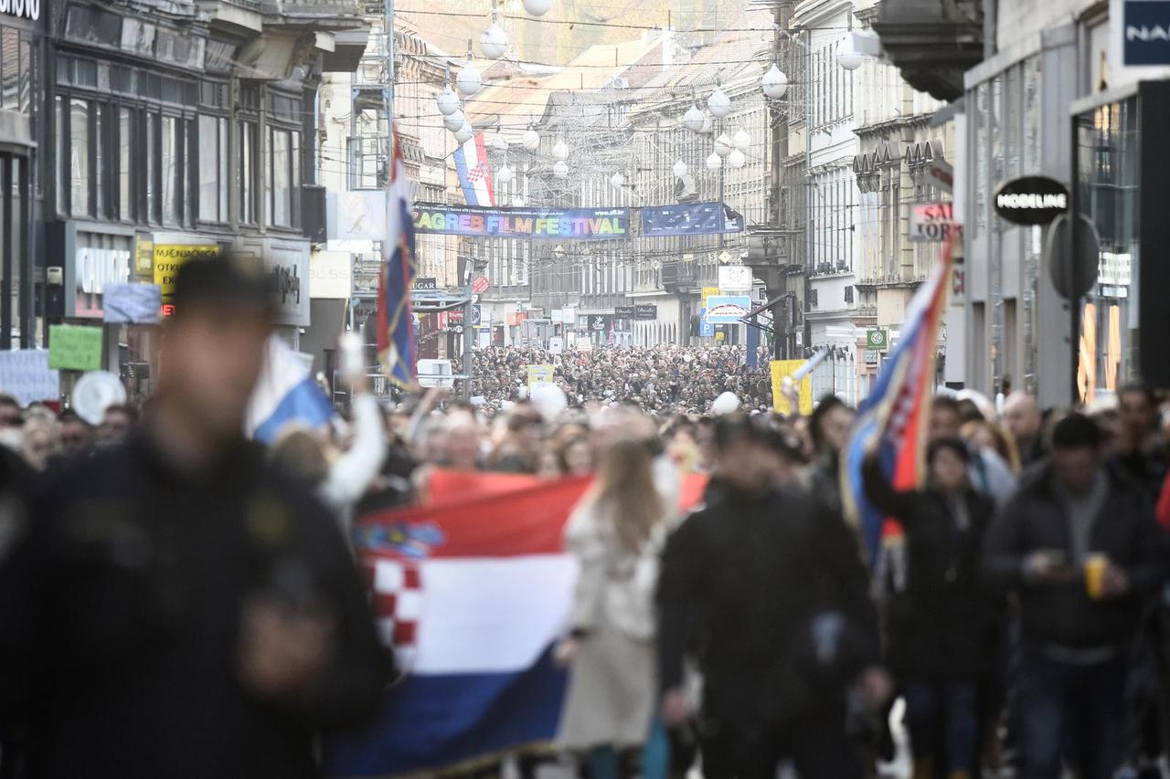 Kolona prosvjednika protiv COVID potvrda s Trga Francuske Republike kreću prema glavnom Trgu