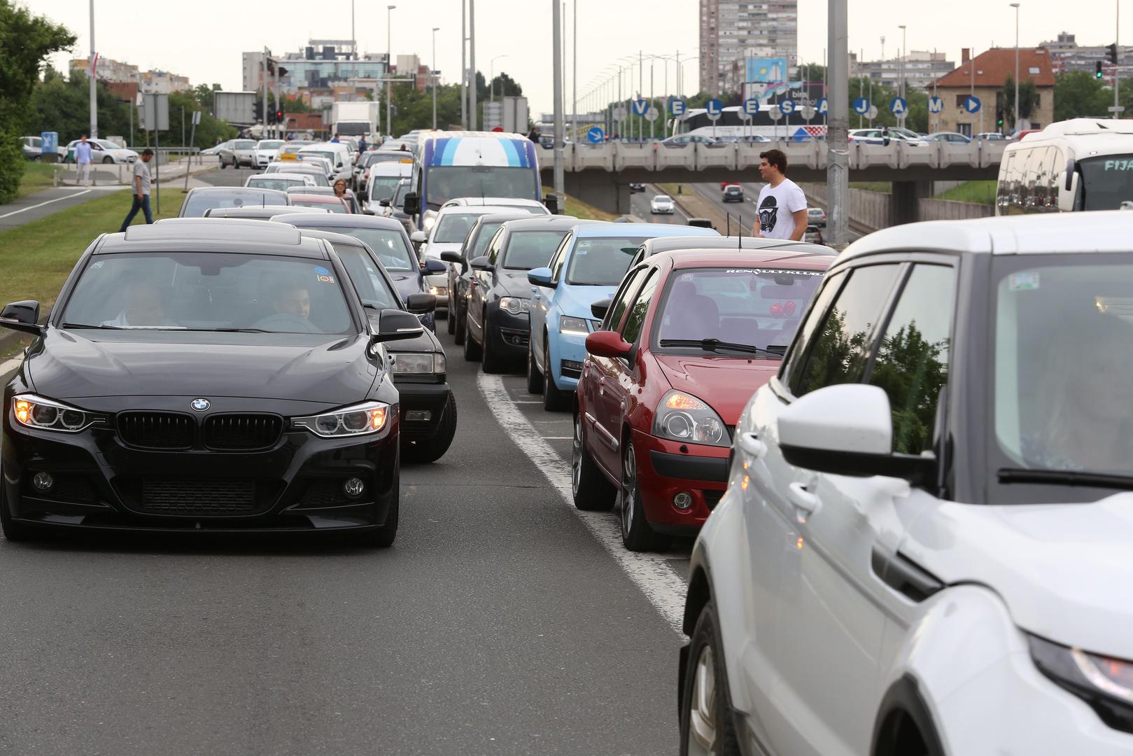Na nekim prometnicama u Zagrebu vozači su se u 17 sati uključili u prosvjed protiv cijena goriva i zaustavili automobile na deset minuta.