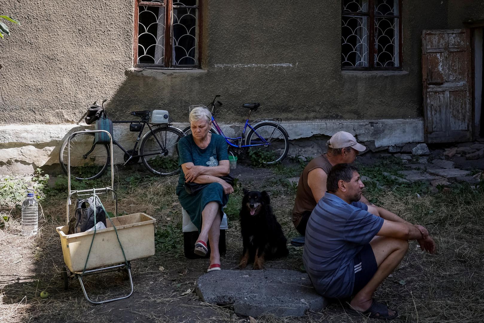 Local residents, who refuse to be evacuated, wait for the delivery of humanitarian aid, amid Russia's attack on Ukraine, in the town of Toretsk, near a front line in Donetsk region, Ukraine July 3, 2024. REUTERS/Alina Smutko     TPX IMAGES OF THE DAY Photo: ALINA SMUTKO/REUTERS