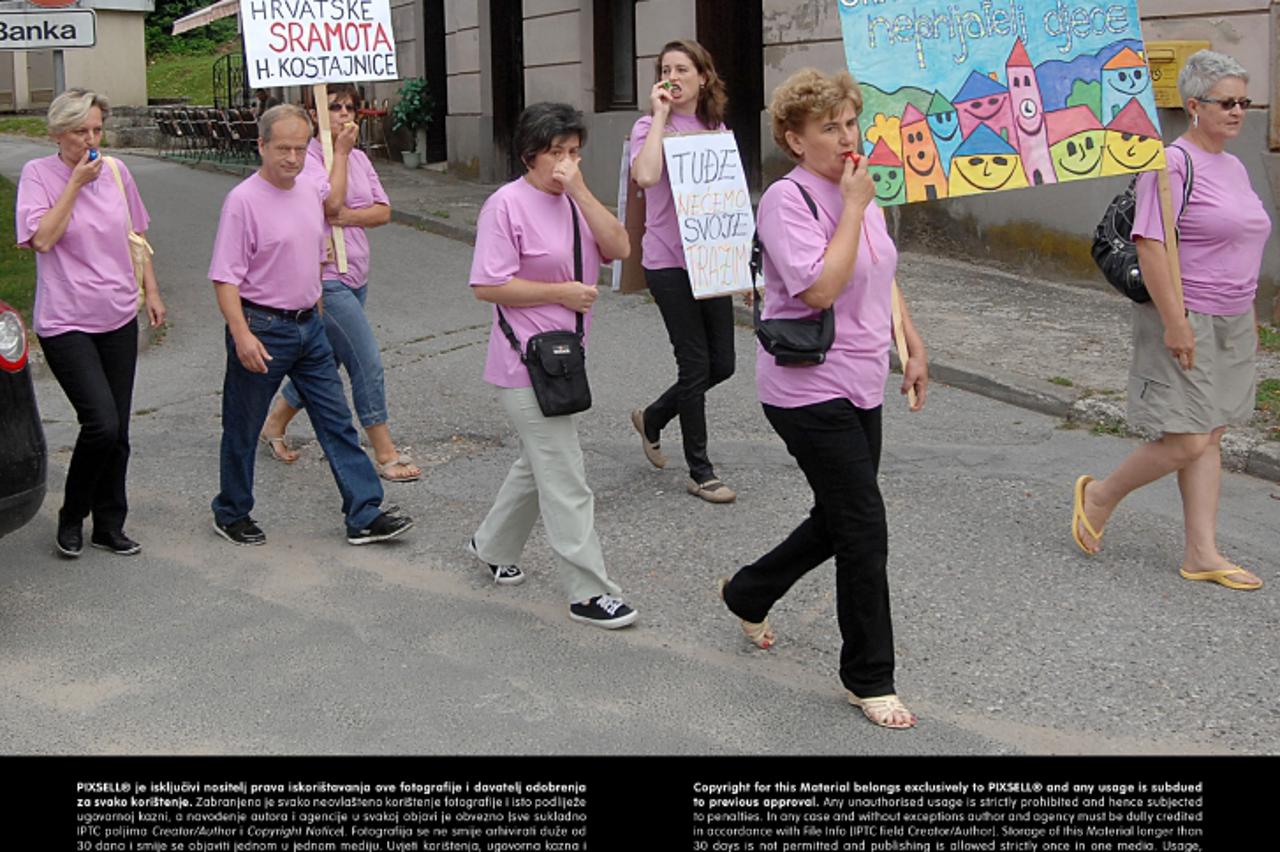 '15.07.2013., Hrvatska Kostajnica - Sedmero djelatnika Djecjeg vrtica Krijesnica prosvjedovalo je zbog neizvjesnog stanja ove predskolske ustanove cija agonija traje od 2010. godine. Photo: NIkola Cut