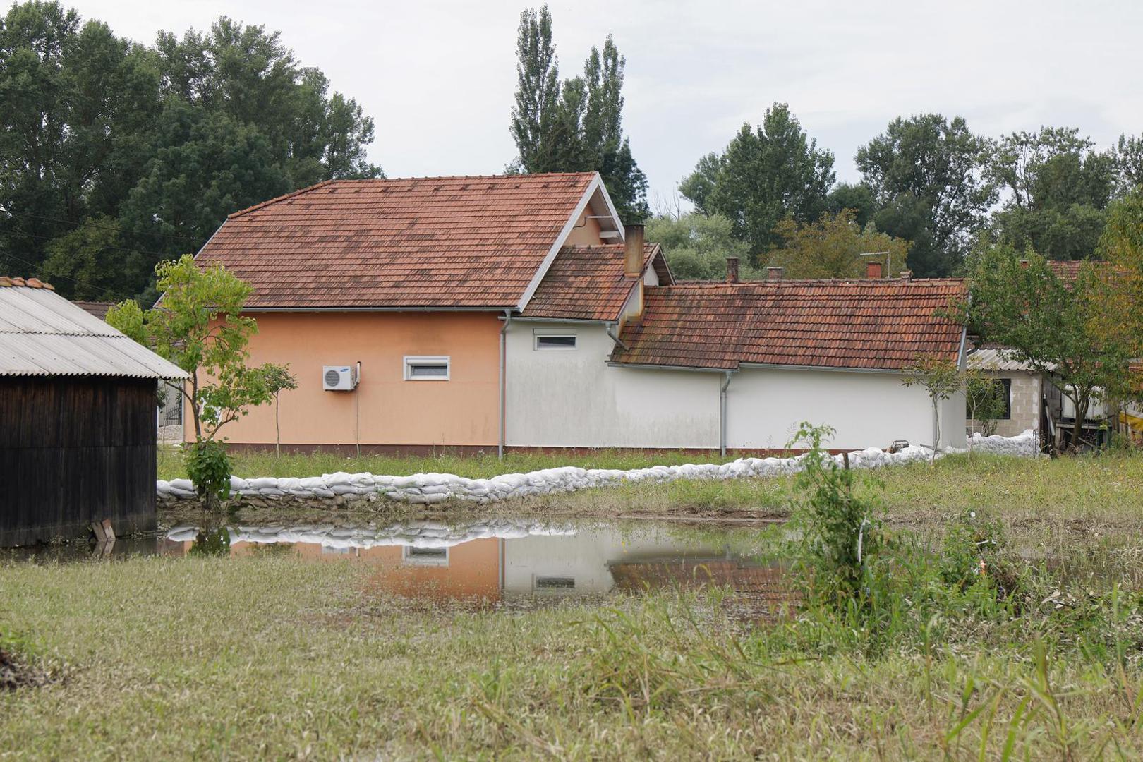 09.08.2023., Drnje - U naselju Drnje voda se povlaci iz kuca i dvorista. Photo: Luka Stanzl/PIXSELL