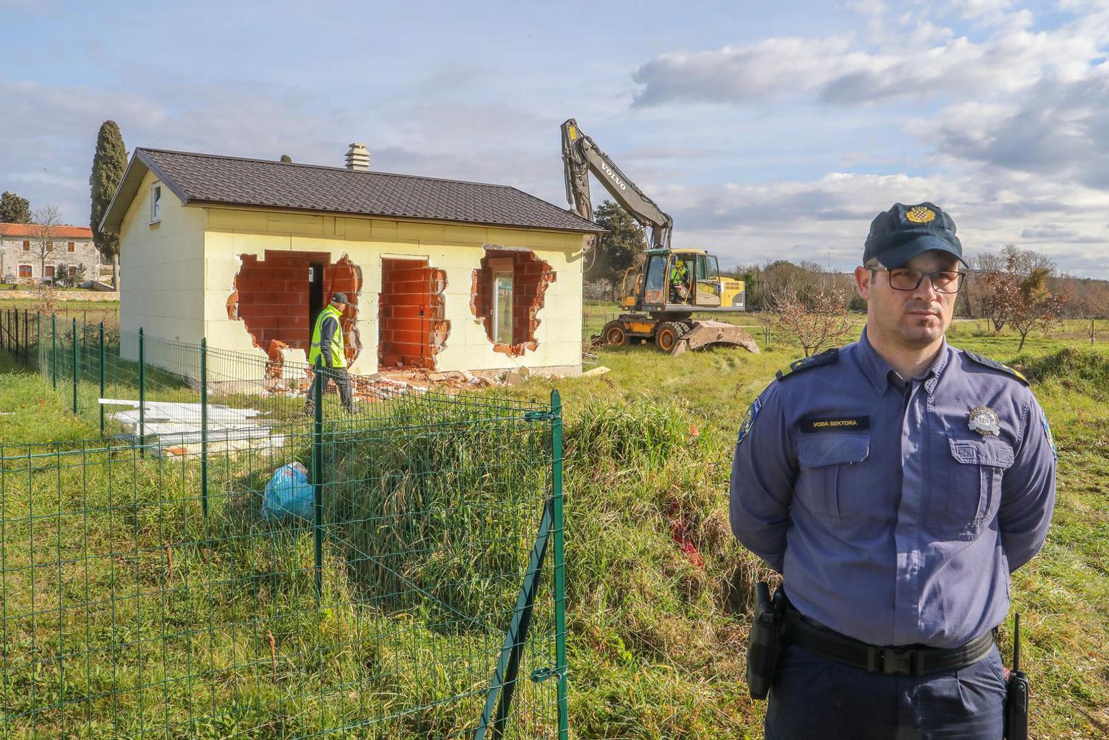 08.03.2023., Rovinj - 
Zapoceli radovi na uklanjanju nezakonito izgradjenih gradjevina na podrucju Istre. Prije rusenja glavni drzavni inspektor dr.sc. Andrija Mikulic dao je izjavu predstavnicima medija. Photo: Srecko Niketic/PIXSELL