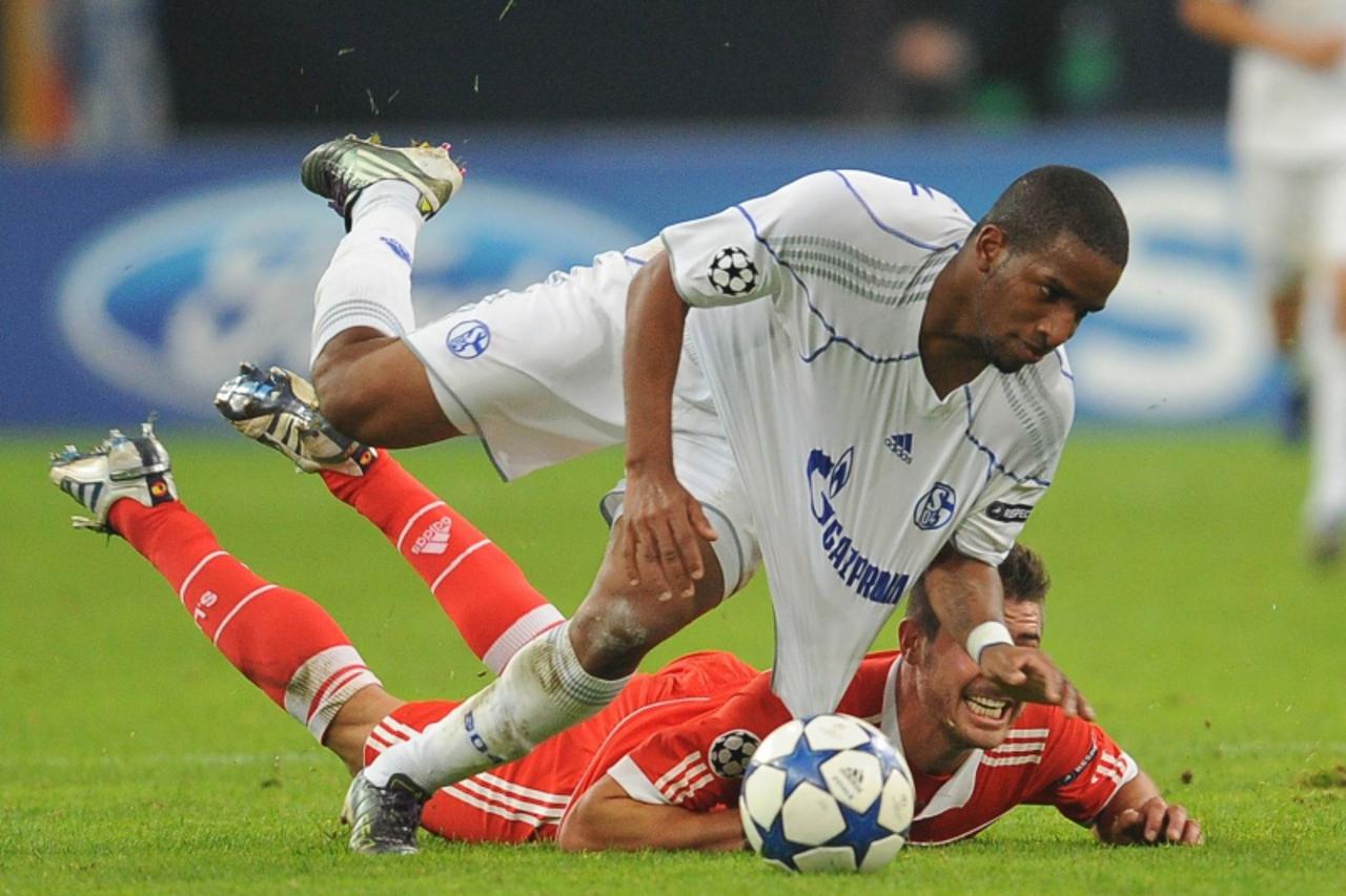 \'Schalke\'s Peruvian striker Jefferson Farfan (top) vies for the ball with Benfica\'s Spanish midfielder Javi Garcia (bottom) during the UEFA Champions League group B football match between FC Schalk