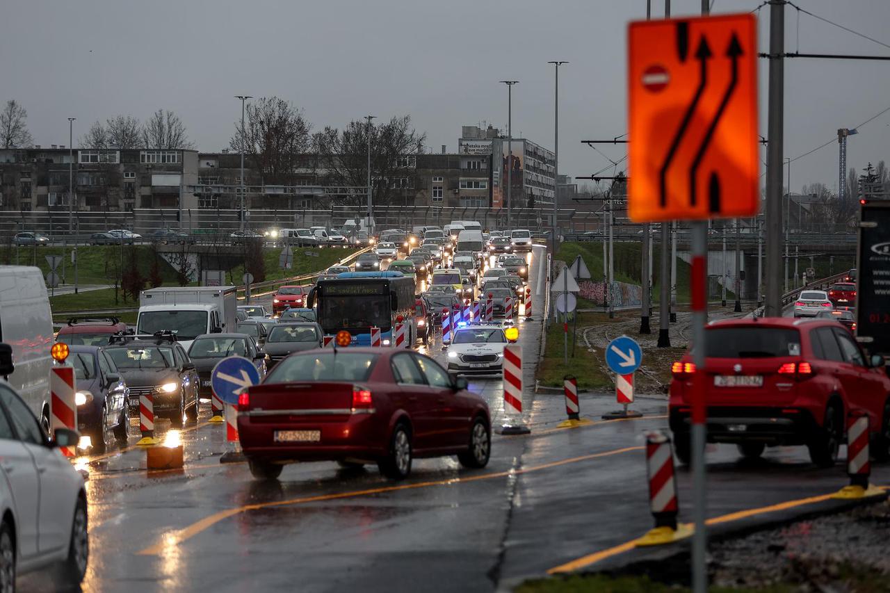 Zagreb: Zbog radova na Jadranskom mostu stvaraju se gužve na prometnicama