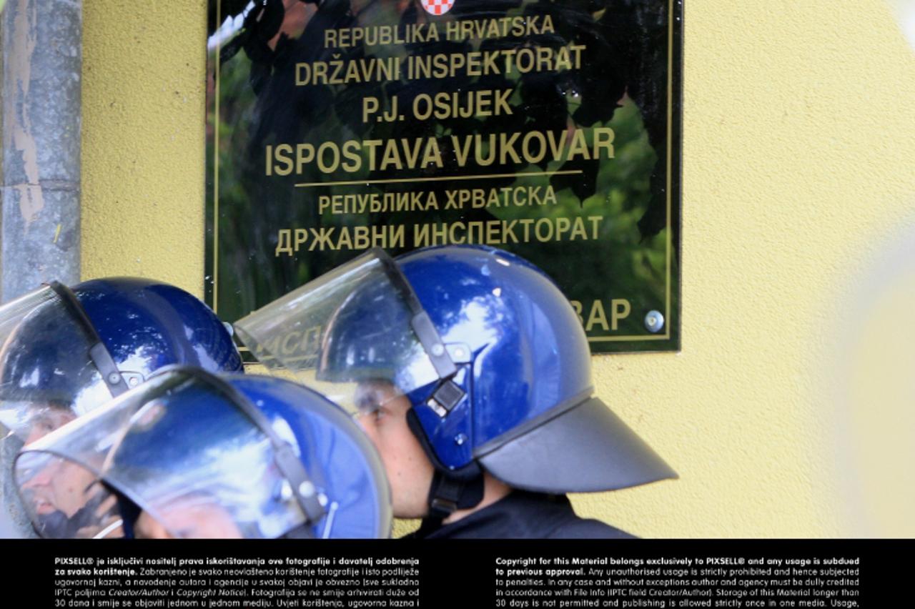 '03.09.2013., Vukovar - Drugog dana prosvjeda stanovnika Vukovara zbog dvojezicnih natpisa na drzavnim institucijama, prosvjednici su nakon okupljanja na trgu obisli zgrade na kojima su postavljene ta